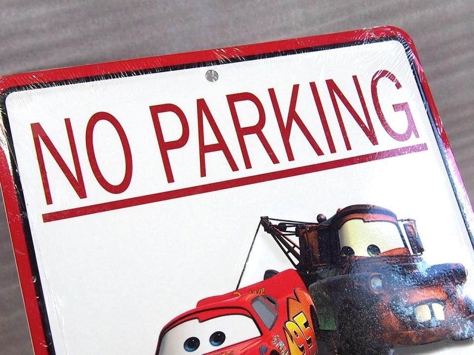 マックイーンとメーターのNO PARKING ブリキ看板