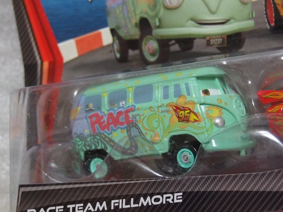 RACE TEAM FILLMORE AND LIGHTNING MCQUEEN WITH TRAVEL WHEELS