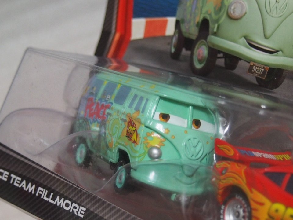 RACE TEAM FILLMORE AND LIGHTNING MCQUEEN WITH TRAVEL WHEELS