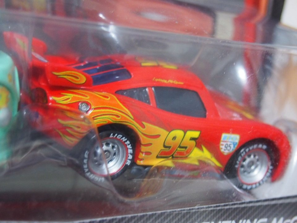 RACE TEAM FILLMORE AND LIGHTNING MCQUEEN WITH TRAVEL WHEELS