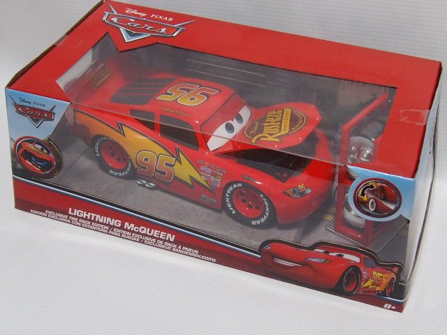 JADA TOYS LIGHTNING McQUEEN EXCLUSIVE TIRE RACK EDITION 1:24