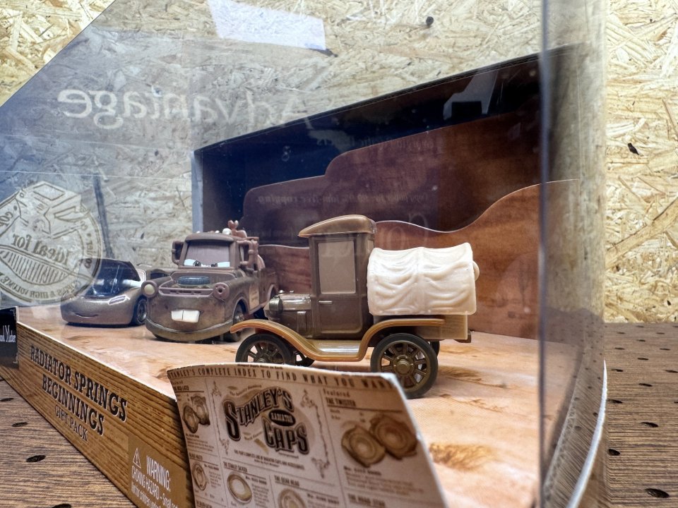 TIME TRAVEL MATER RADIATOR SPRINGS BEGINNINGS GIFT PACK パークス限定