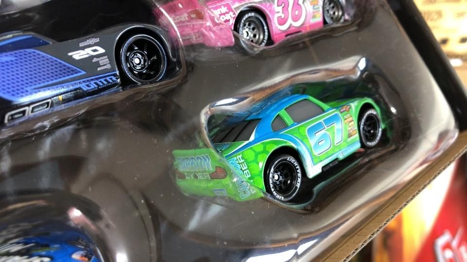 マテル　カーズ　スピードウェイ9パック マテル カーズ スピードウェイ9パック マテル カーズ スピードウェイ9