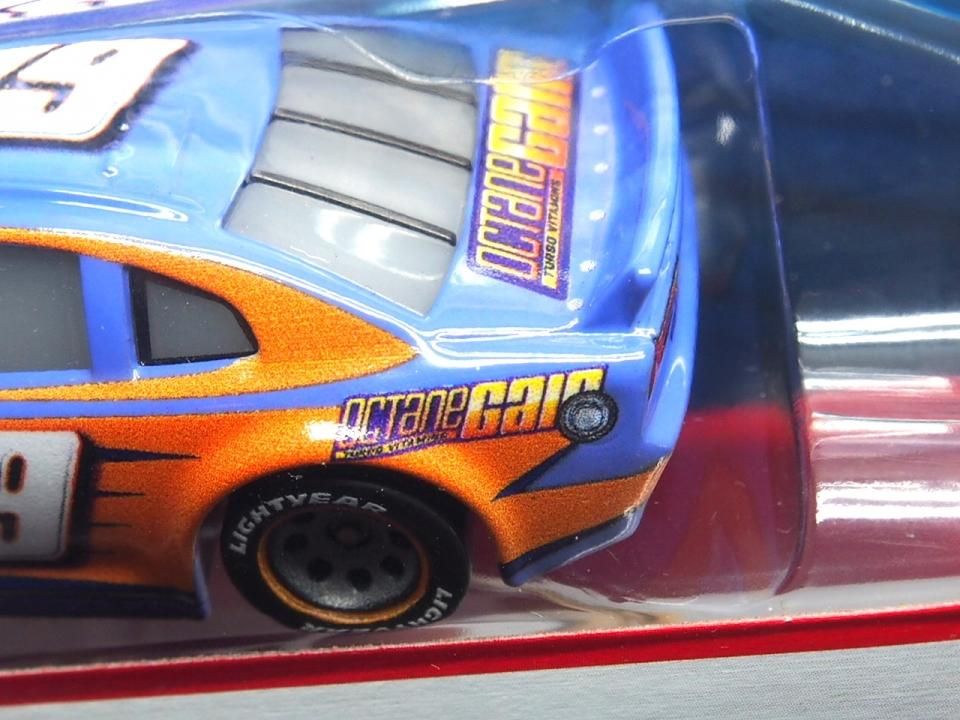 ディズニーカーズ 新品 ポープ・ピニオンⅣ世　ポープ・モバイル2台セット1/55 レア】マテル カーズ ピニオン4世・ポープモバイルセット未開封
