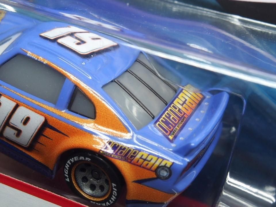カーズ、ミニカー、BOBBY SWIFT No.19（大きいミニカー） Disney Pixar Cars No.19 Bobby Swift Racer 1:55 Diecast Model