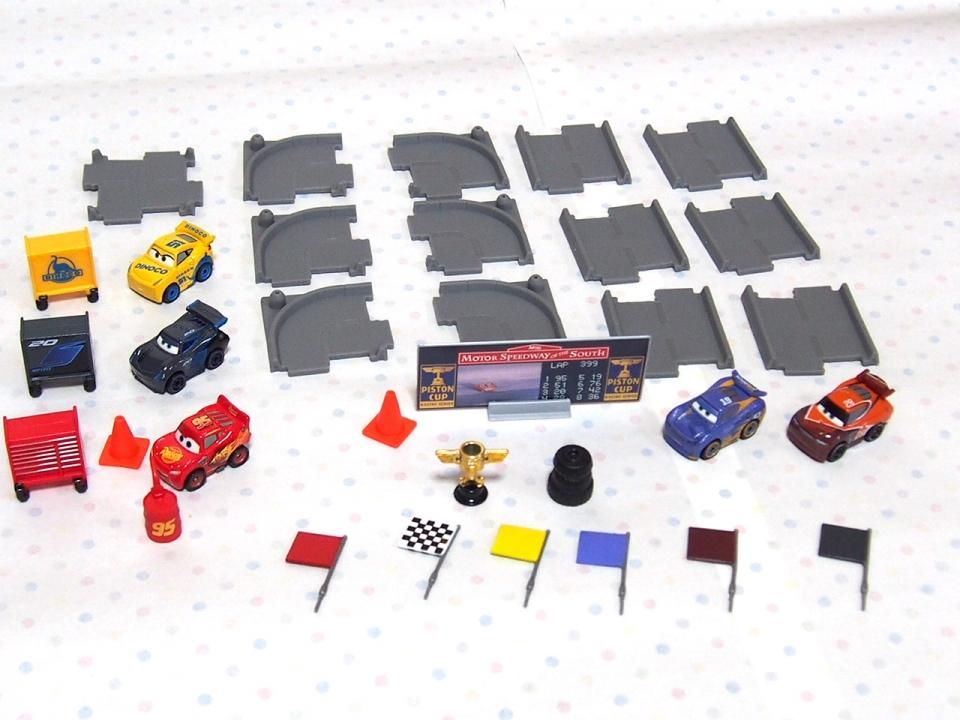 カーズ　ミニレーサーズ　アドベントカレンダー　クリスマス　ミニカー＆小物セット MINI RACERS 2023 アドベント カレンダー クリスマスツリー風