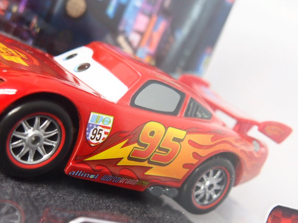 DISNEY STORE 1:48 LIGHTNING McQUEEN with PARTY WHEELS CHASE