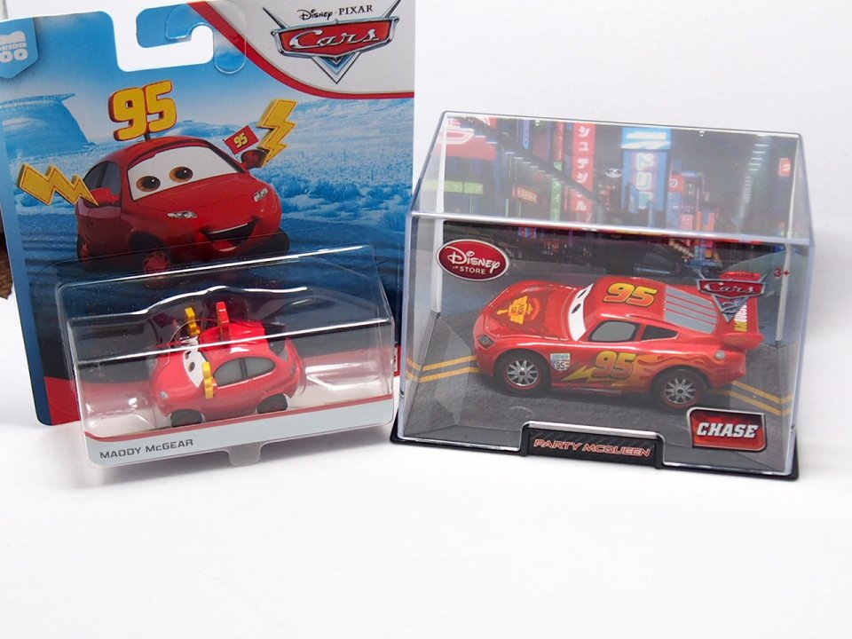 DISNEY STORE 1:48 LIGHTNING McQUEEN with PARTY WHEELS CHASE