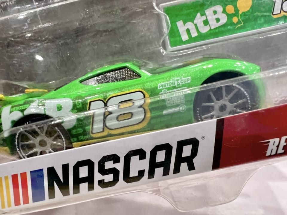 カーズ マテル NASCAR 18 Rowdy Busch s-l400.jpg
