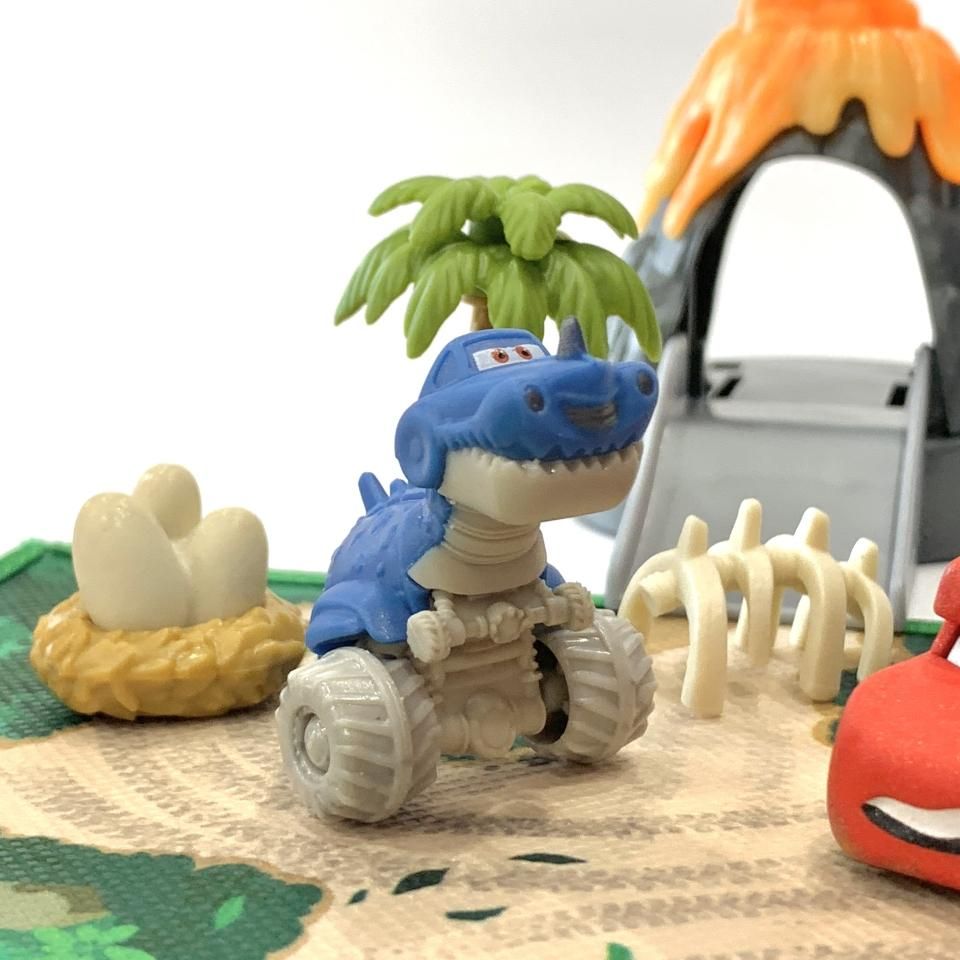 【セール】カーズ　ガレージ　クイックチェンジ　プレイセット　M CARS ON THE ROAD / DINO PARK PLAYSET 2022 MINI RACERS