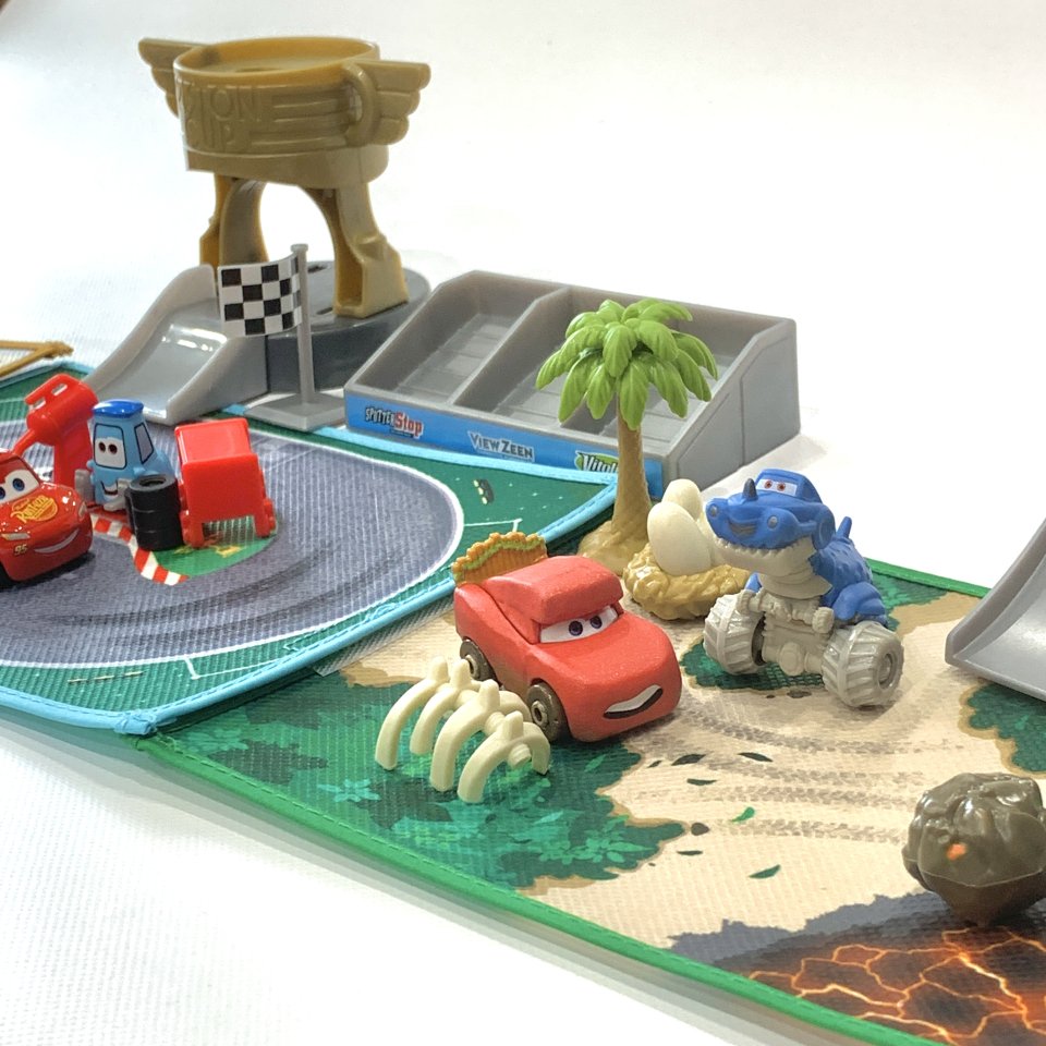 CARS ON THE ROAD / DINO PARK PLAYSET 2022 MINI RACERS ...