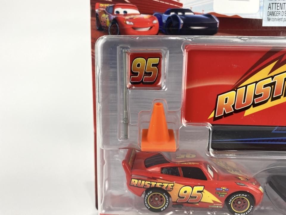 Rusteez Lightning McQueen トレーラー ミニカー Disney Pixar Cars Mack Hauler 1:55 Lightning McQueen Rusteze