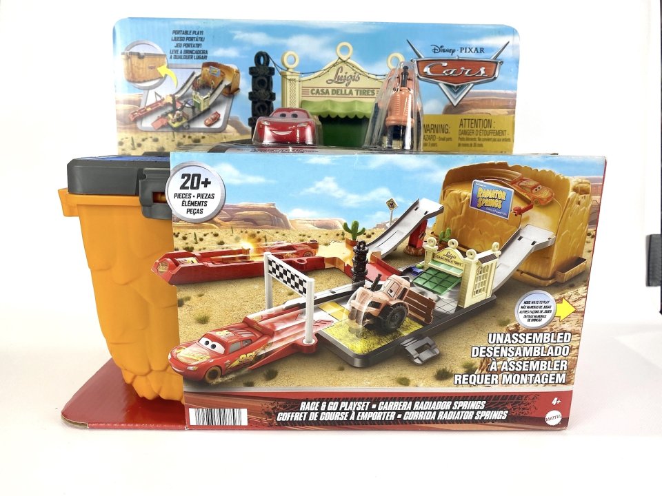 RADIATOR SPRINGS RACE and GO PLAYSET w/ LMQ and Tractor  収納ケース付き