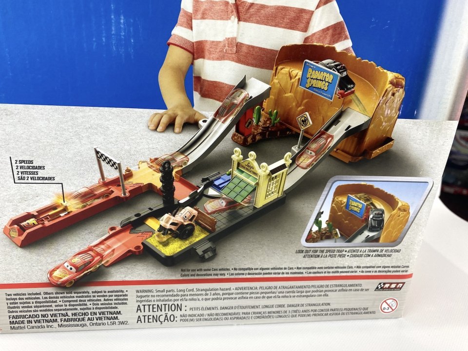 RADIATOR SPRINGS RACE and GO PLAYSET w/ LMQ and Tractor 収納ケース付き