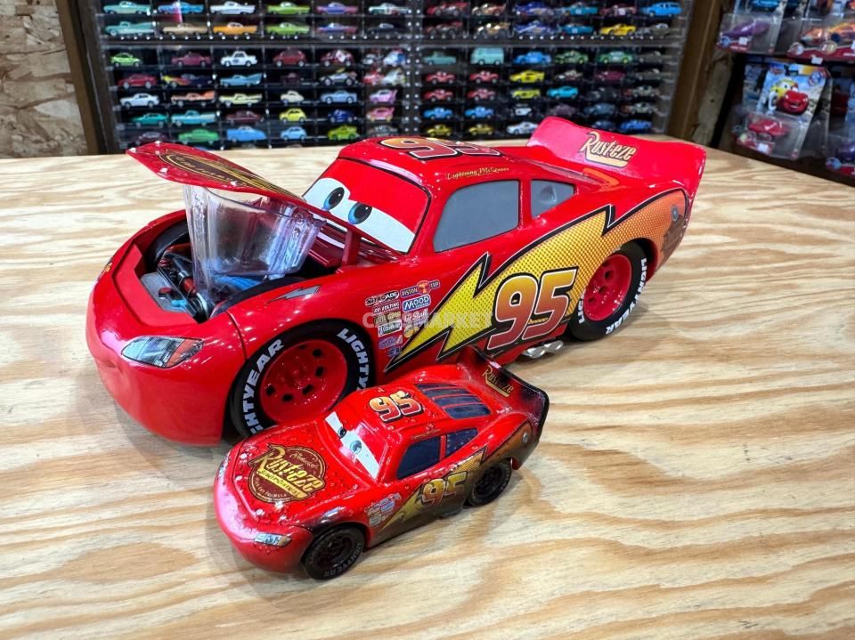 JADA TOYS社のライトニングマックイーン。 1/24 　カーズ 楽天市場】カーズ ミニカー マックイーン 1/24 車 おもちゃ