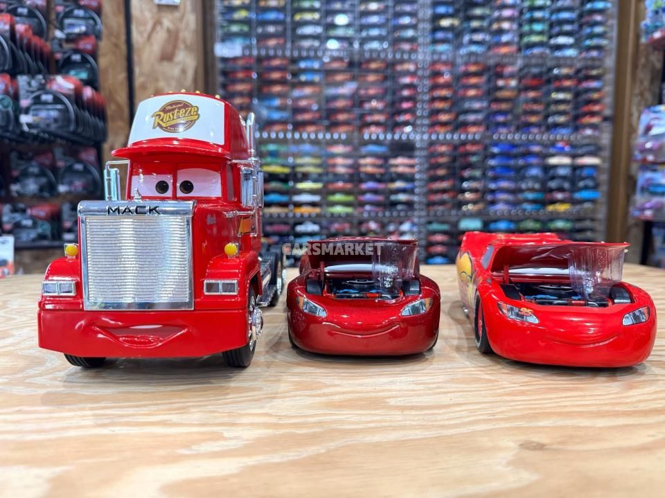 JADA TOYS社のライトニングマックイーン。 1/24 　カーズ Amazon | JADATOYS Disney-PIXAR 