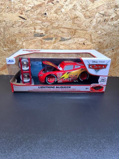 JADA TOYS CARS1 LIGHTNING McQUEEN EXCLUSIVE TIRE RACK EDITION 1:24 