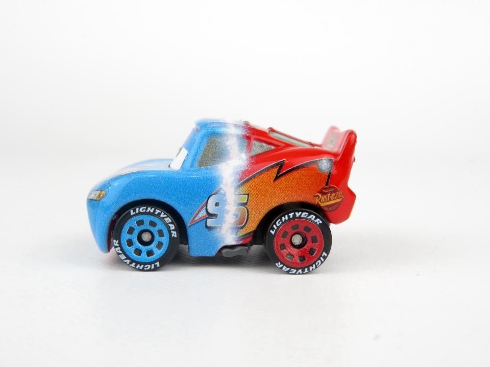 2023 MINI RACERS トランスフォーミング ライトニング マックイーン