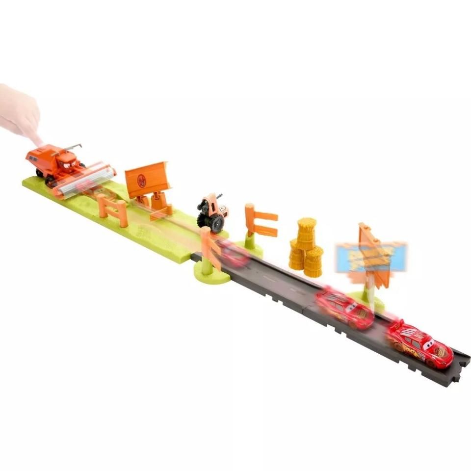 Amazon.com: Mattel Disney and Pixar Cars Playset with 3 Toy