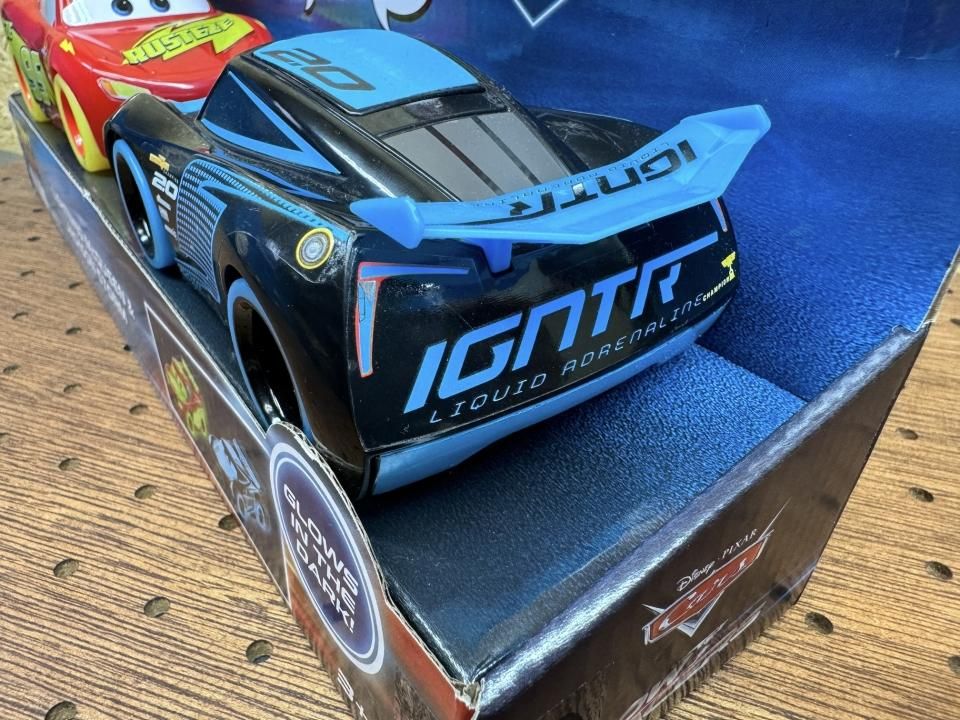 希少！　カーズ　1/24　マックイーン　ジャクソン　ストーム！ Amazon.co.jp: タカラトミー ディズニー カーズ トミカ C-29