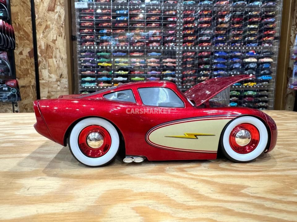 JADA TOYS CARS1 LIGHTNING McQUEEN EXCLUSIVE TIRE RACK