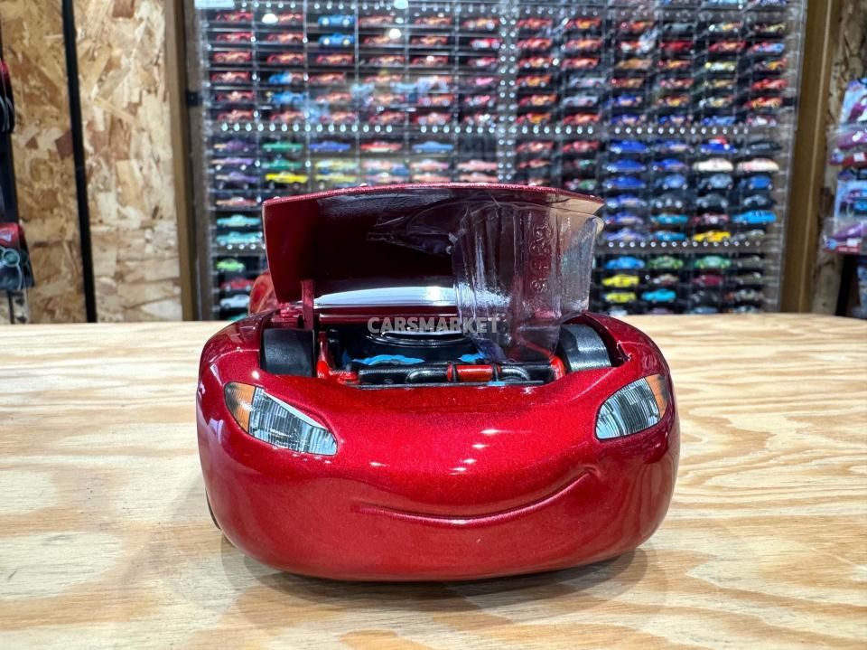 JADA TOYS CARS1 LIGHTNING McQUEEN EXCLUSIVE TIRE RACK EDITION 1:24