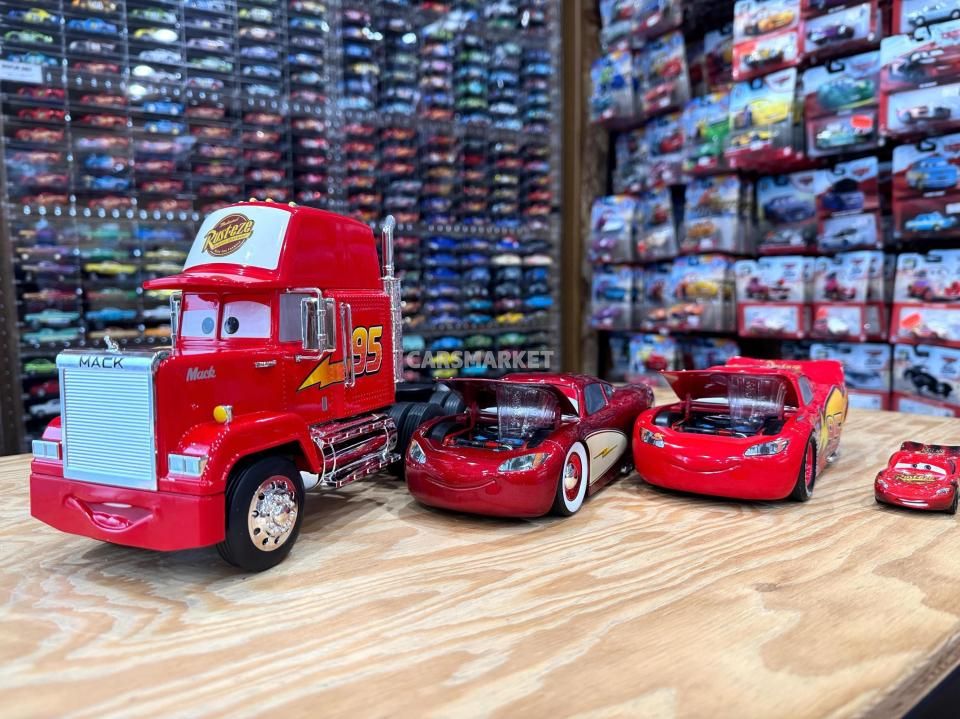JADA TOYS CARS1 LIGHTNING McQUEEN EXCLUSIVE TIRE RACK