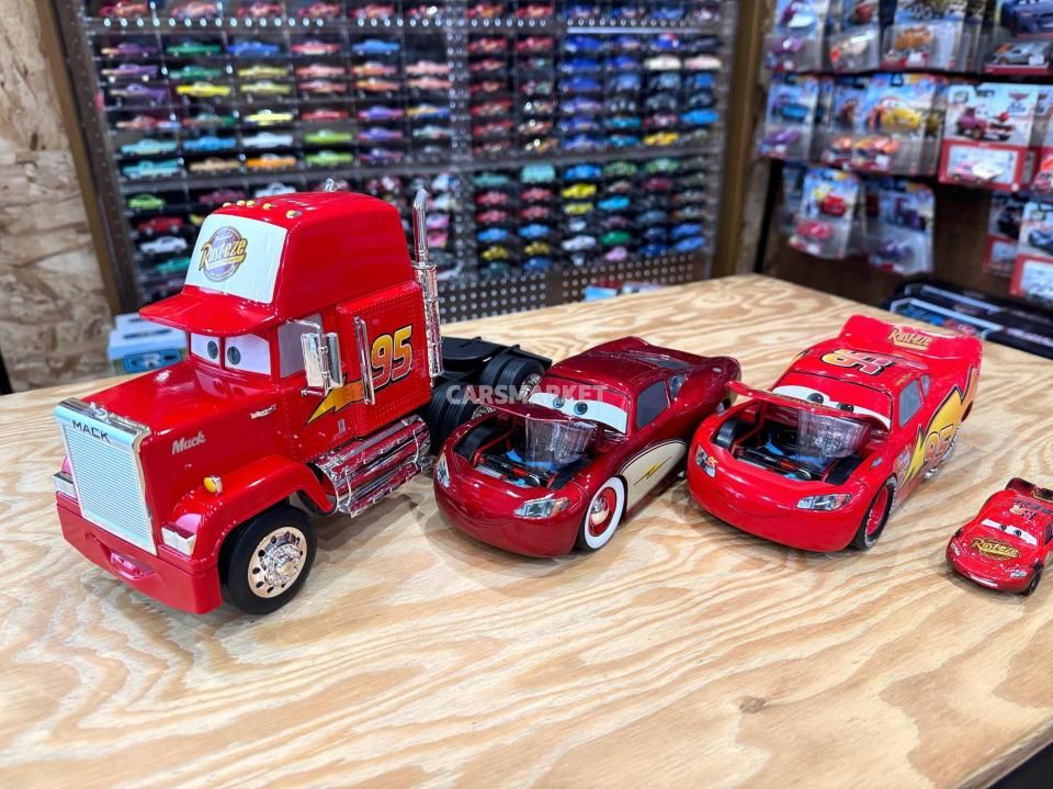 JADA TOYS CARS1 LIGHTNING McQUEEN EXCLUSIVE TIRE RACK