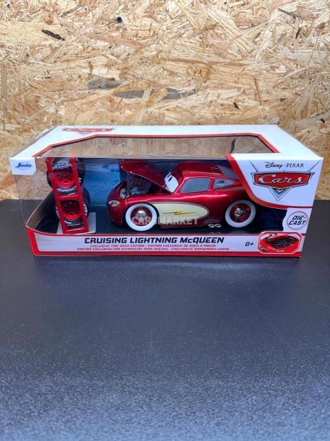 JADA TOYS CRUISIN' LIGHTNING McQUEEN EXCLUSIVE TIRE RACK EDITION 1:24 /2024