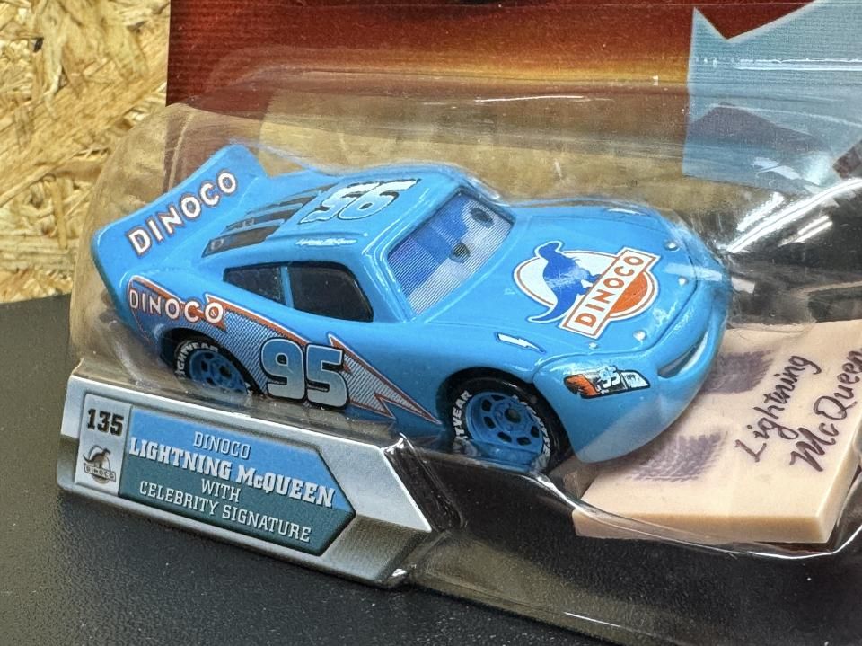 カーズ マテル マックイーン WITH CELEBRITY SIGNATURE ミニカー