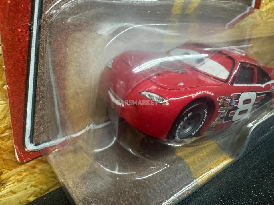 カーズ1のピストンカップレーサーのダール アンハートジュニア