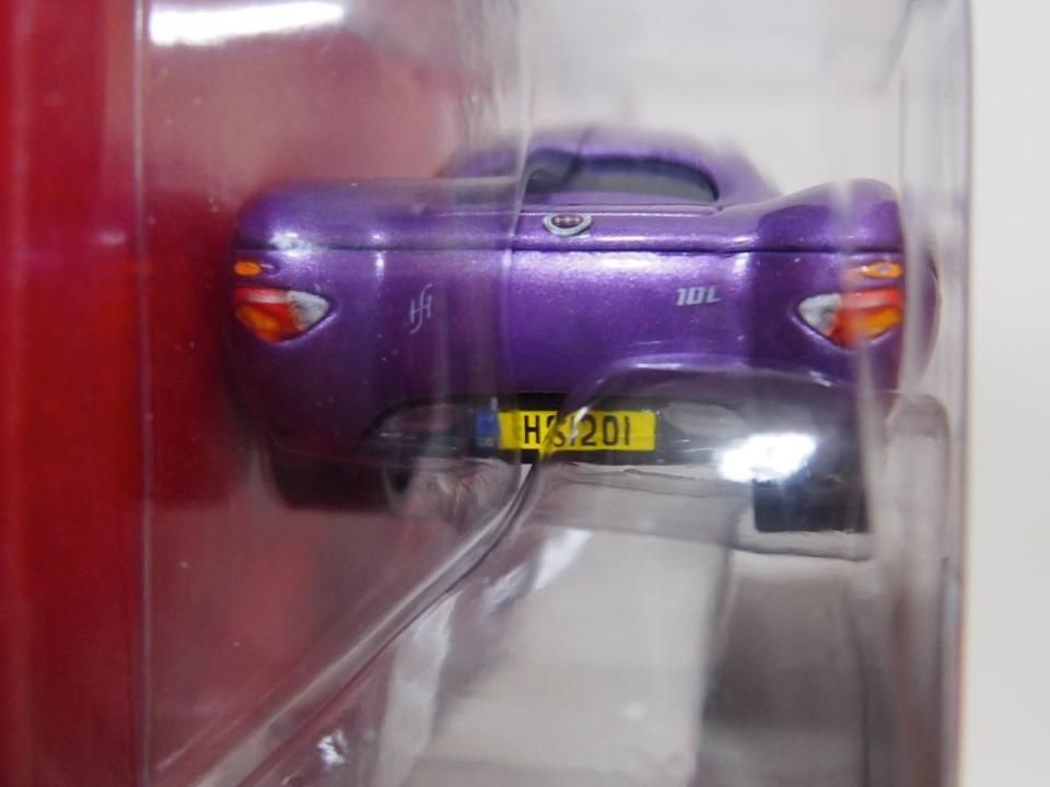 久々に登場した普通のホリーシフトウェル。秘密諜報員の才色兼備な美人