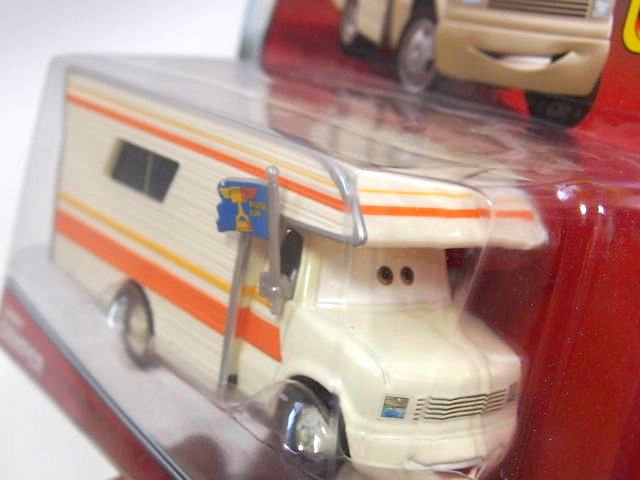 ピストンカップで登場した、かわいいキャンピングカーピストンカップファンな観客LARRY CAMPER DELUXE版が2015年新登場