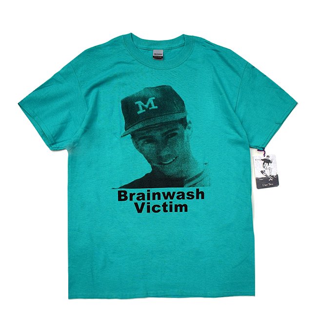 <img class='new_mark_img1' src='https://img.shop-pro.jp/img/new/icons5.gif' style='border:none;display:inline;margin:0px;padding:0px;width:auto;' />DEAR, BRAINWASH VICTIM TEE / TEAL (ディアー/ Tシャツ)