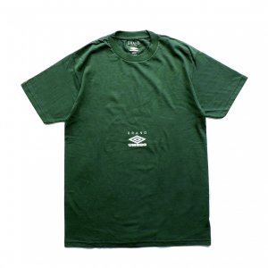 <img class='new_mark_img1' src='https://img.shop-pro.jp/img/new/icons5.gif' style='border:none;display:inline;margin:0px;padding:0px;width:auto;' />GRAND COLLECTION X Umbro Tee / FOREST (グランドコレクション Tシャツ / 半袖)