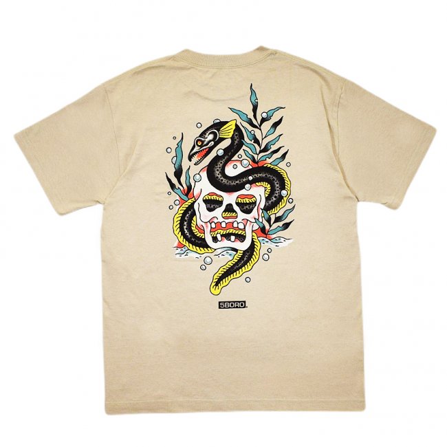 <img class='new_mark_img1' src='https://img.shop-pro.jp/img/new/icons5.gif' style='border:none;display:inline;margin:0px;padding:0px;width:auto;' />5BORO SKULL & EEL TEE / SAND (ファイブボロ/Tシャツ)