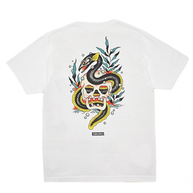 <img class='new_mark_img1' src='https://img.shop-pro.jp/img/new/icons5.gif' style='border:none;display:inline;margin:0px;padding:0px;width:auto;' />5BORO SKULL & EEL TEE / WHITE (ファイブボロ/Tシャツ)