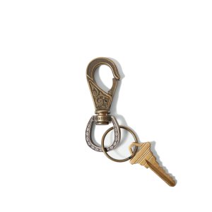 <img class='new_mark_img1' src='https://img.shop-pro.jp/img/new/icons55.gif' style='border:none;display:inline;margin:0px;padding:0px;width:auto;' />BRIXTON SCROLL KEYCHAIN / ANTIQUE BRONZE (ブリクストン キーチェーン/アクセサリー)