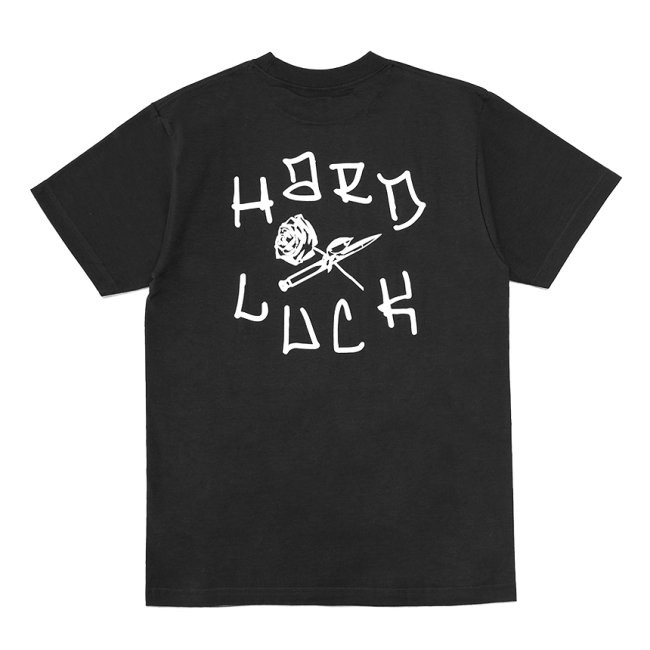 <img class='new_mark_img1' src='https://img.shop-pro.jp/img/new/icons5.gif' style='border:none;display:inline;margin:0px;padding:0px;width:auto;' />HARDLUCK ROSE AND DAGGER TEE / BLACK (ハードラック Tシャツ)