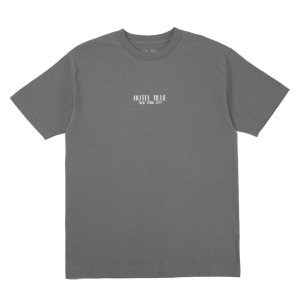 <img class='new_mark_img1' src='https://img.shop-pro.jp/img/new/icons5.gif' style='border:none;display:inline;margin:0px;padding:0px;width:auto;' />HOTEL BLUE LOGO TEE / CHARCOAL (ホテルブルー Tシャツ/半袖)