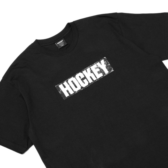 HOCKEY STICKER LOGO TEE / BLACK (ホッキー 半袖Tシャツ)