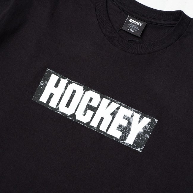 HOCKEY STICKER LOGO TEE / BLACK (ホッキー 半袖Tシャツ)