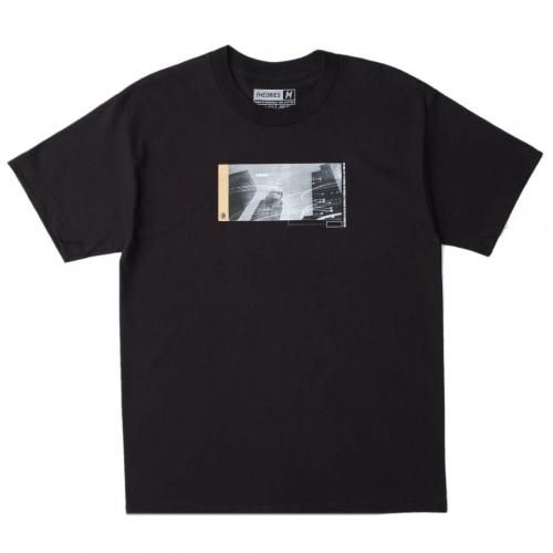 <img class='new_mark_img1' src='https://img.shop-pro.jp/img/new/icons5.gif' style='border:none;display:inline;margin:0px;padding:0px;width:auto;' />THEORIES MISDIRECTION TEE / BLACKʥ꡼ T/Ⱦµˡ