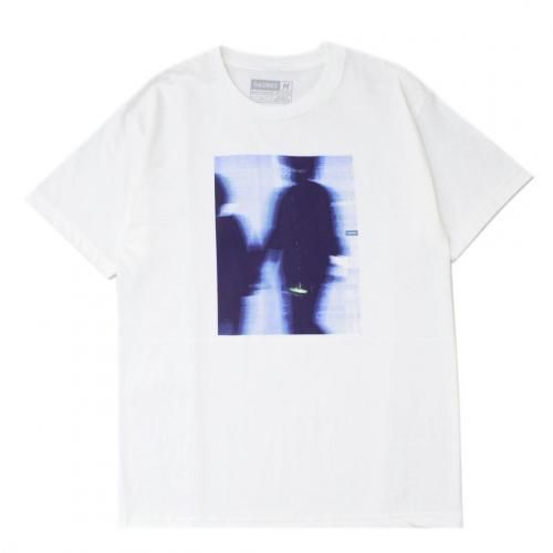 <img class='new_mark_img1' src='https://img.shop-pro.jp/img/new/icons5.gif' style='border:none;display:inline;margin:0px;padding:0px;width:auto;' />THEORIES DARKLANDS TEE / WHITEʥ꡼ T/Ⱦµˡ