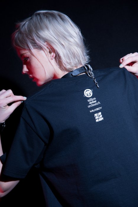 MDM BERRY TEE(BLACK) - ミリオンダラーオーケストラ 公式ウェブストア