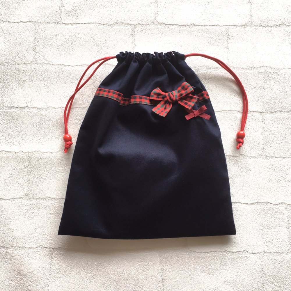 【S 30×25】紺色＆赤チェックリボンの巾着袋 - シンシア・入園入学グッズとハンドメイドオーダーの専門店