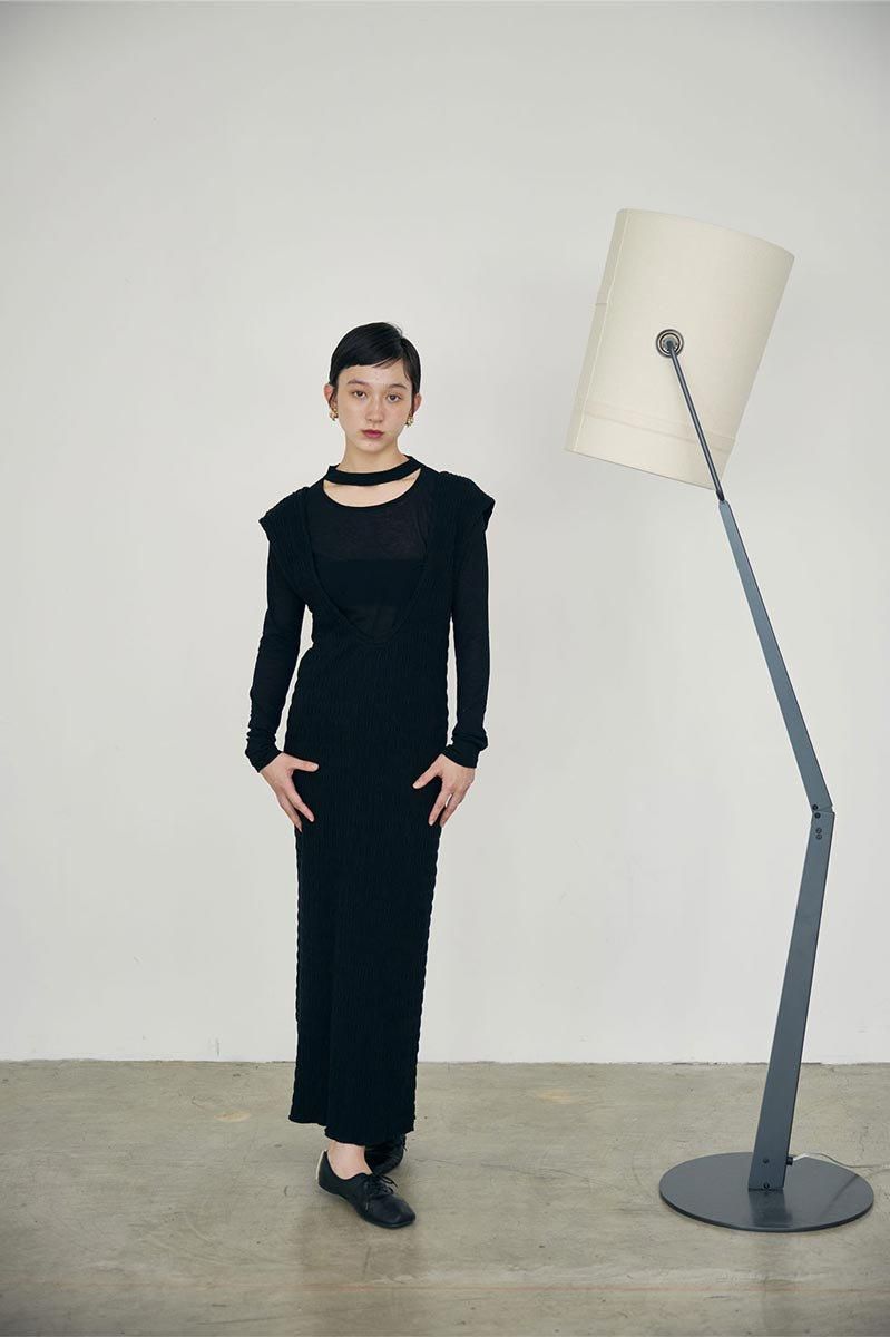 NECK SLIT SHEER TOP /BLK A514 - MEER.