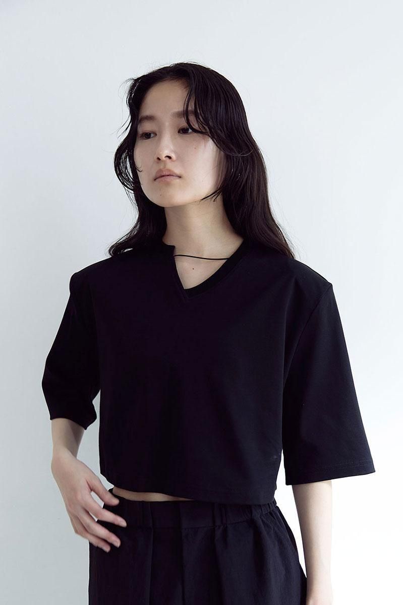 NECK SLIT TEE /BLK