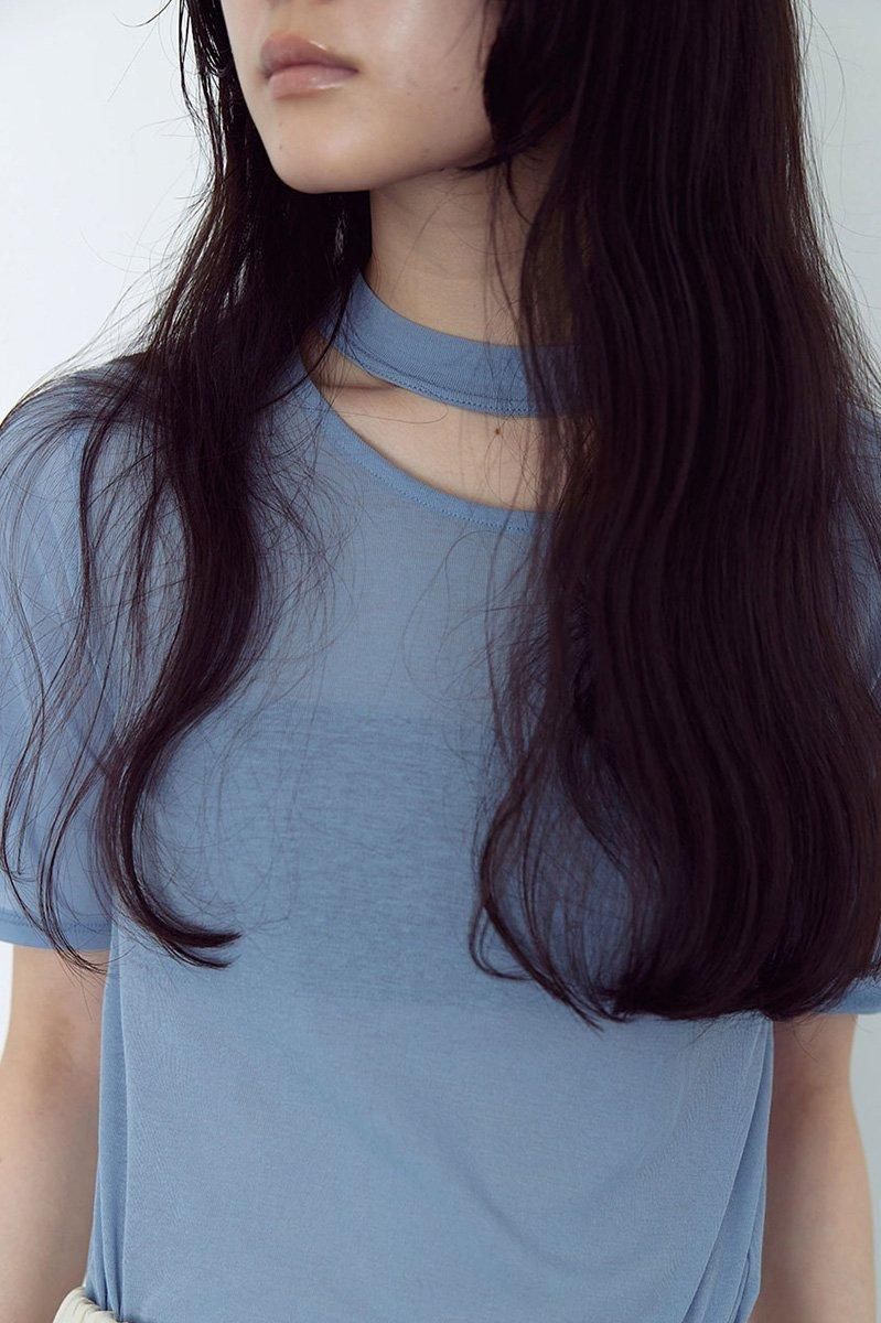 NECK SLIT SHEER TOP /BLE