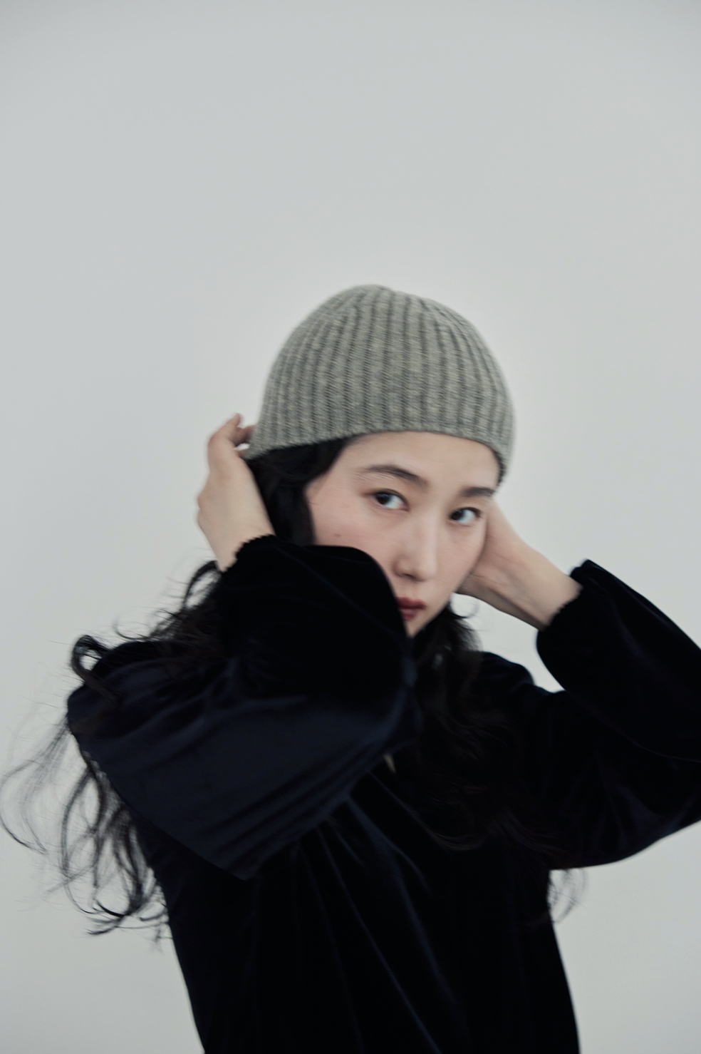 ROUND CUTTING VELOUR TOP /BLK - MEER.